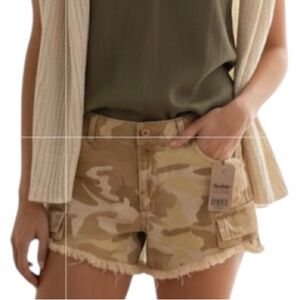 Free People We The Free Camo Cargo Shorts NWT - 6 (29x3) - Distressed
N